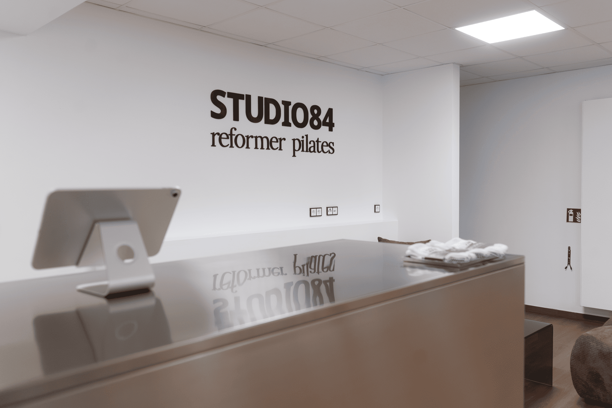 Theke und Eingangsbereich vom STUDIO84 reformer pilates 3